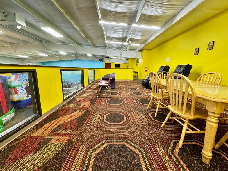 More Photos Of 2509 S 1st St, Terre Haute Showroom For Sale