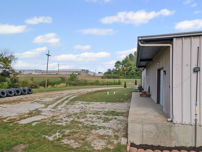 More Photos Of 3160 W Arrow St, Marshall Flex For Sale