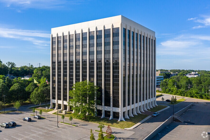 More Photos Of 499 Thornall St, Edison Office For Sale