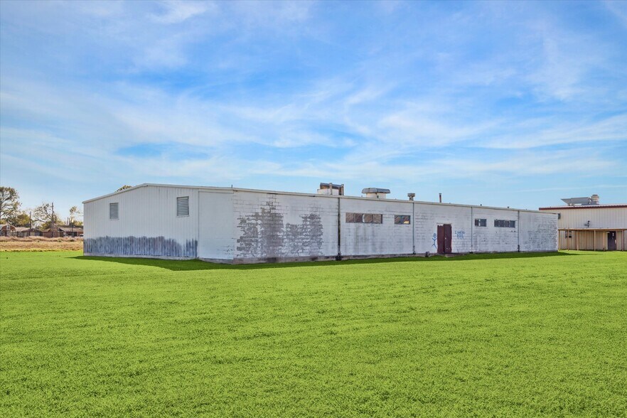 More Photos Of 1401 Mlk Blvd, El Campo Flex For Sale