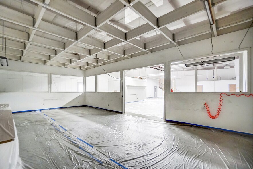 More Photos Of 413-419 N Main St, Findlay Showroom For Sale