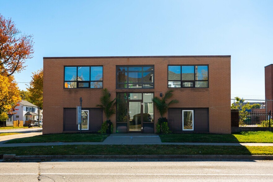 More Photos Of 219 Lochiel St, Sarnia General Retail For Sale