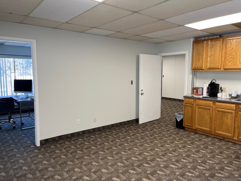 More Photos Of 1877 Orchard Lake Rd, Sylvan Lake Medical For Sale
