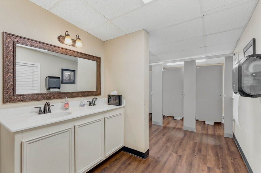 More Photos Of 3401 N Frazier St, Conroe Specialty For Sale