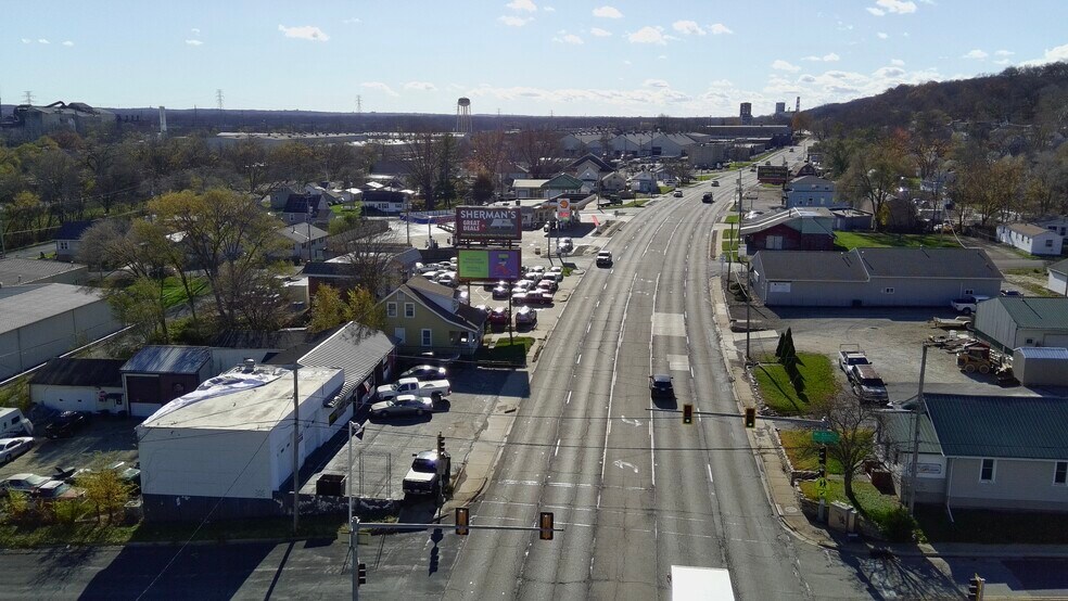 More Photos Of 600 S McKinley St, Bartonville Light Distribution For Sale