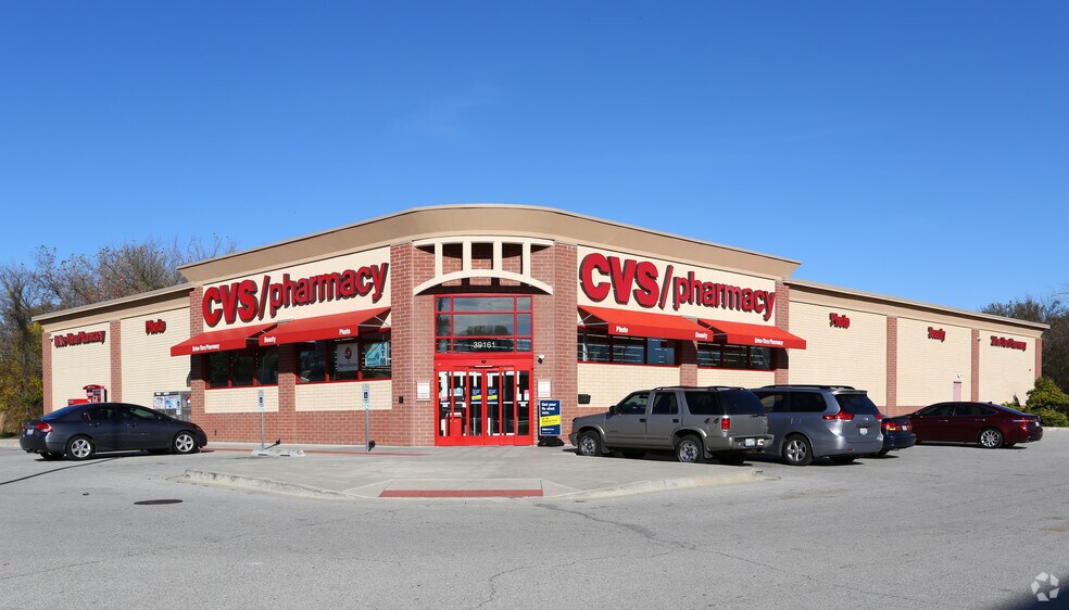 Primary Photo Of 39161 N Sheridan Rd, Beach Park Drugstore For Lease