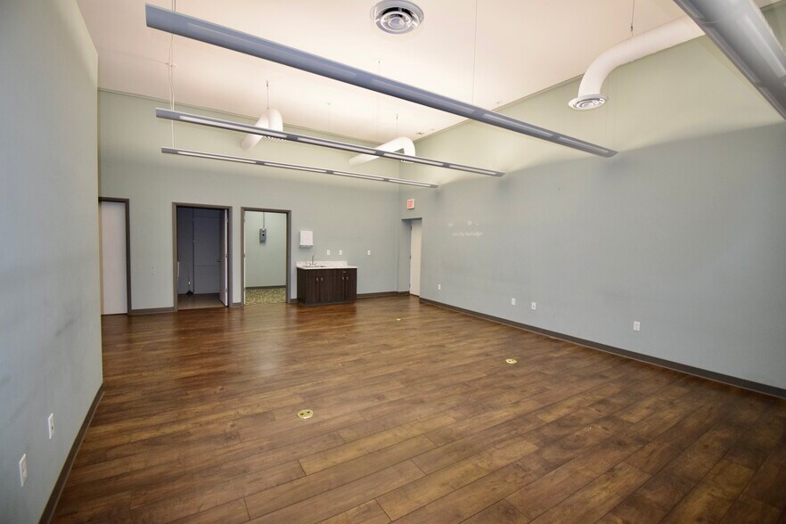 More Photos Of 208 Parkinson St, Normal Office For Sale