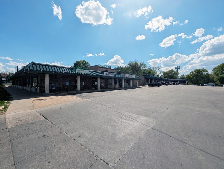 More Photos Of 3218-3300 SW 9th St, Des Moines General Retail For Lease
