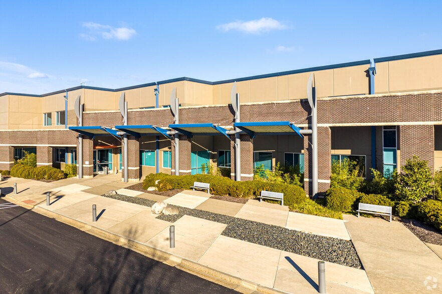 More Photos Of 17000 W 119th St, Lenexa Flex For Lease