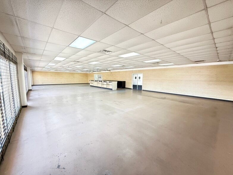 More Photos Of 11104 N Lamar Blvd, Austin Showroom For Lease