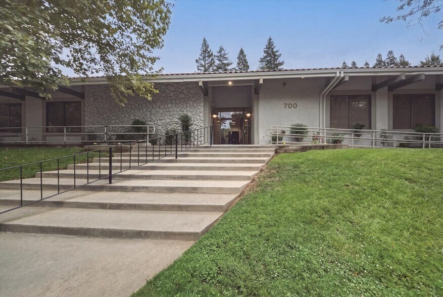 More Photos Of 700 University Ave, Sacramento Office For Lease