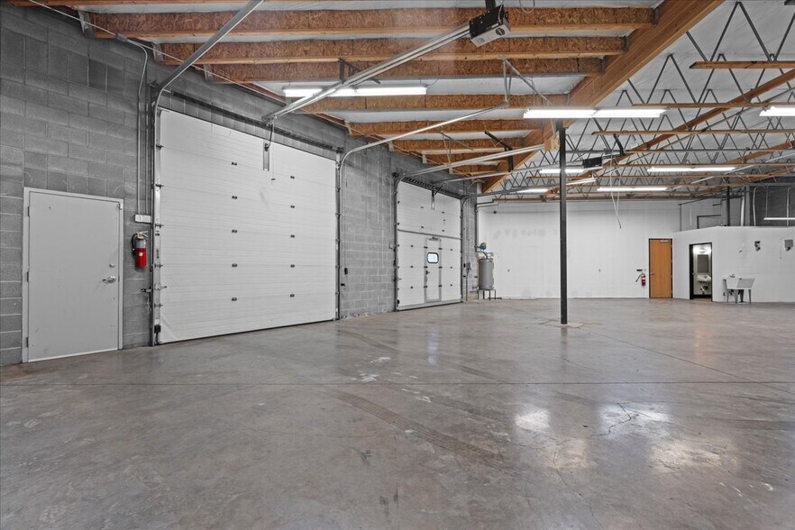 More Photos Of 6455 Lakeview Blvd, Lake Oswego Flex For Lease