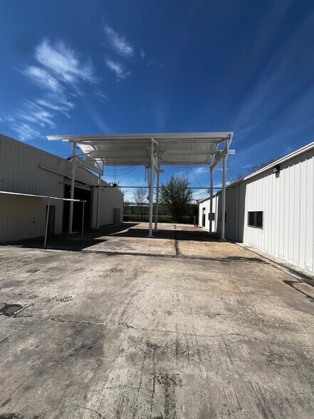More Photos Of 6827 La Paseo St, Houston Warehouse For Lease