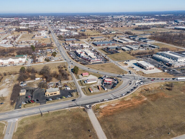 More Photos Of 200 SW Regional Airport Blvd, Bentonville General Retail For Sale