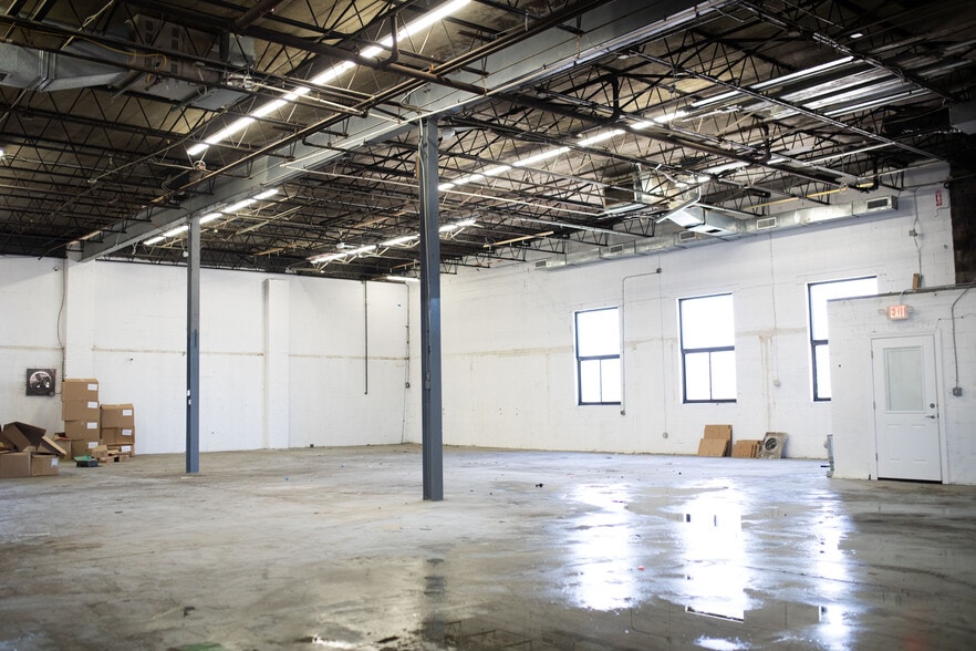 More Photos Of 608 Main St, Westbury Warehouse For Lease