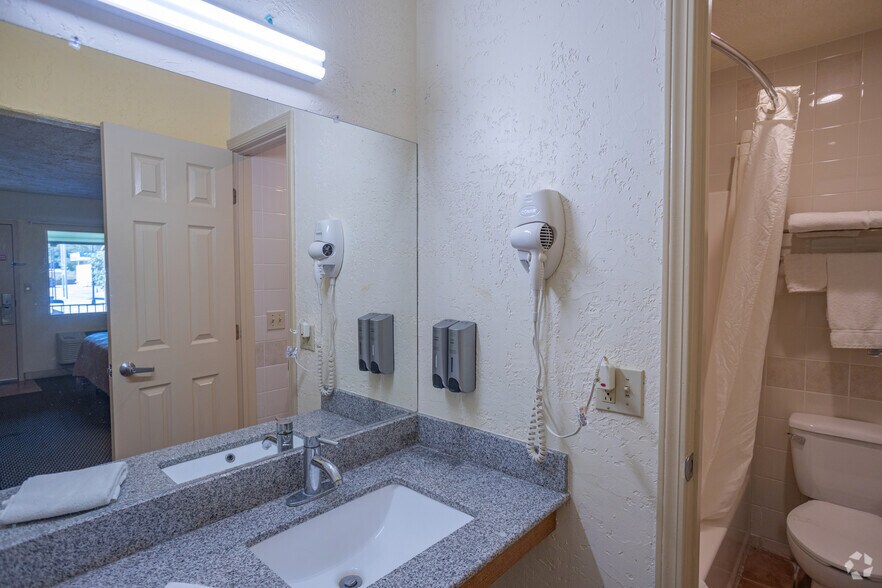 More Photos Of 220 N 2nd St, Canadian Hotel For Sale