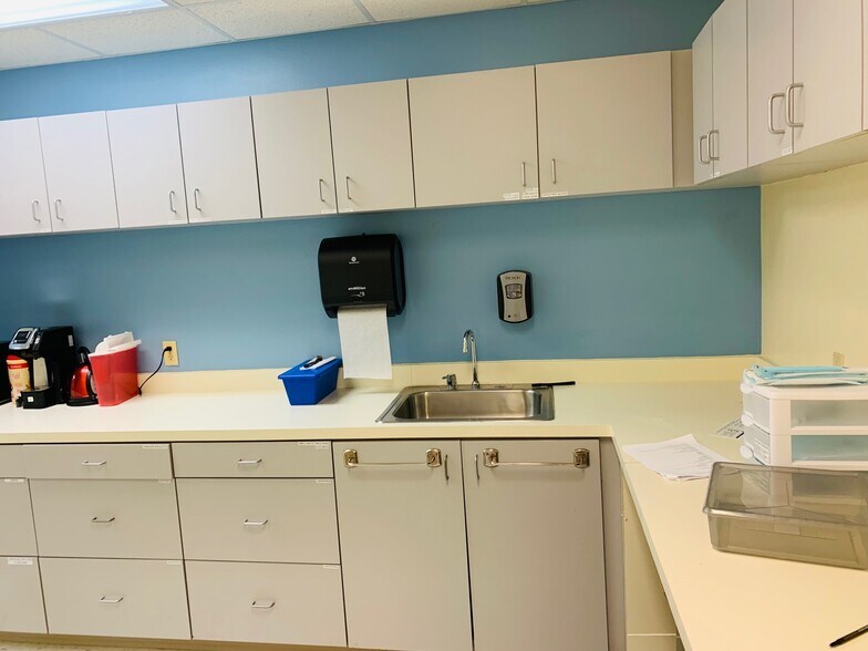 More Photos Of 1000 Executive Dr, Oviedo Medical For Lease