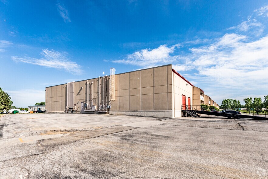 More Photos Of 200-246 NW Plaza Dr, Riverside Warehouse For Lease