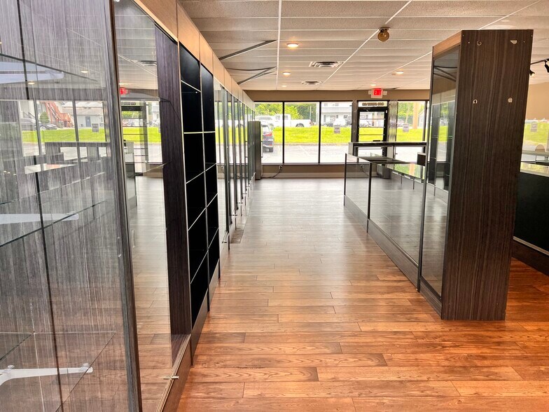 More Photos Of 810 Ohio Pike, Withamsville Office For Lease