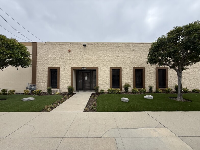 Primary Photo Of 8930 Quartz Ave, Northridge Warehouse For Lease