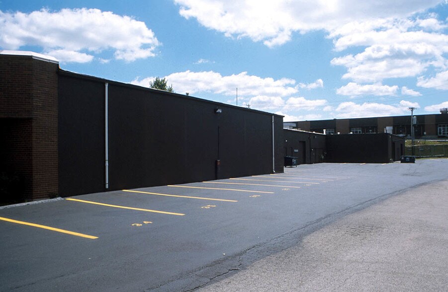 More Photos Of 10640-10650 Gateway Blvd, Creve Coeur Light Distribution For Lease