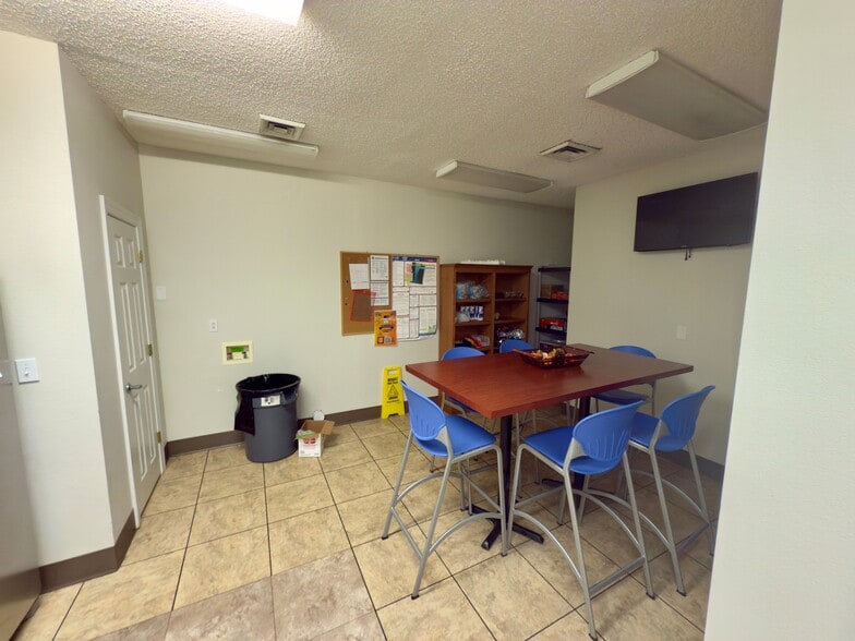 More Photos Of 511 Phyllis St, Pensacola Medical For Lease