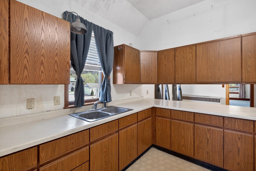 More Photos Of S101 S Main St, Nelson General Retail For Sale