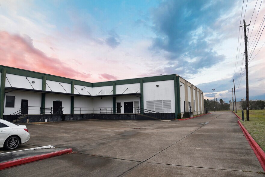 More Photos Of 900 Gemini St, Houston Warehouse For Lease