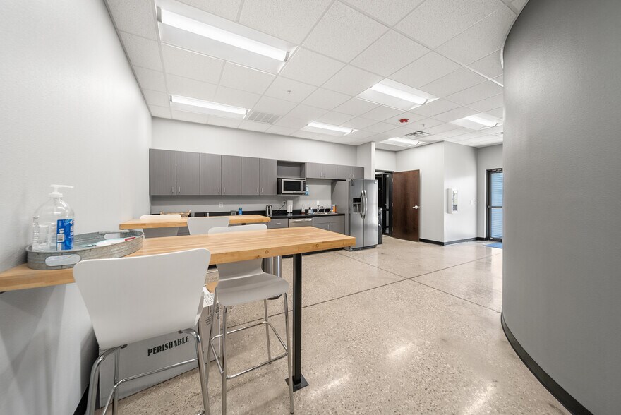 More Photos Of 210 SE 34th St, Bentonville Office For Sale