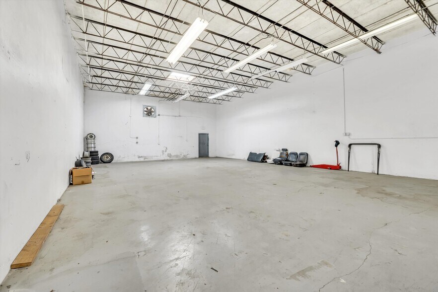 More Photos Of 224 NE 32nd Ct, Oakland Park Warehouse For Sale