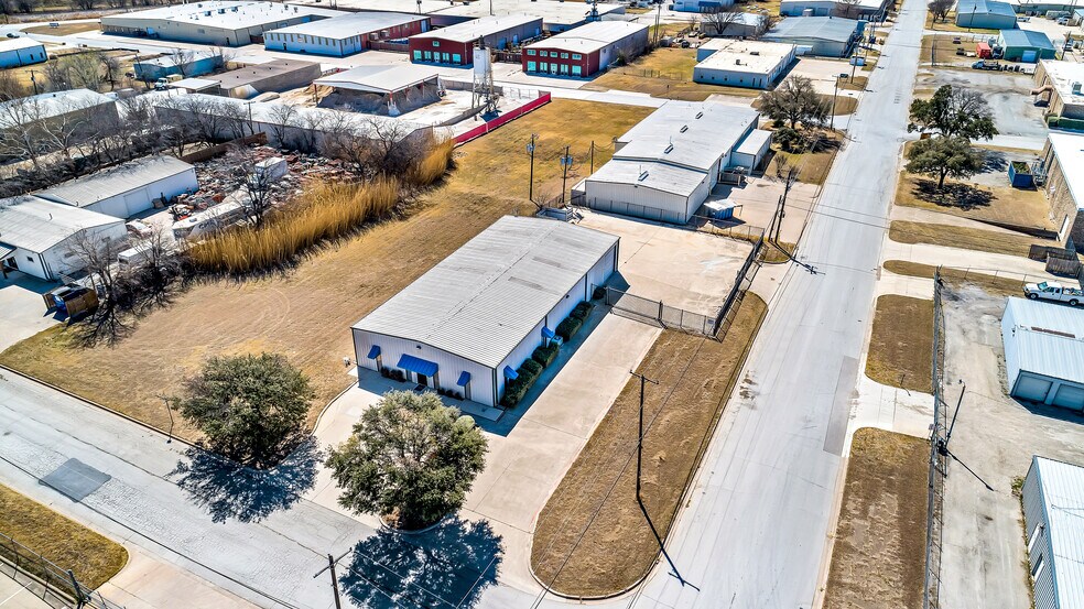 More Photos Of 4300 Garland Dr, Haltom City Warehouse For Lease
