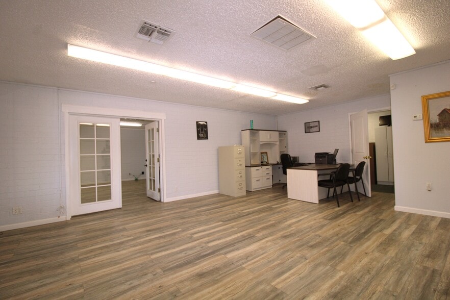 More Photos Of 1000 W Apache Trl, Apache Junction Freestanding For Sale
