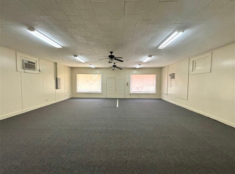 More Photos Of 110 N Zavalla St, Jasper Showroom For Sale