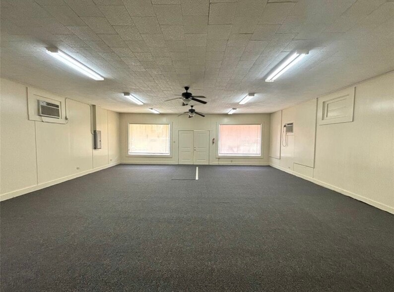More Photos Of 110 N Zavalla St, Jasper Showroom For Sale