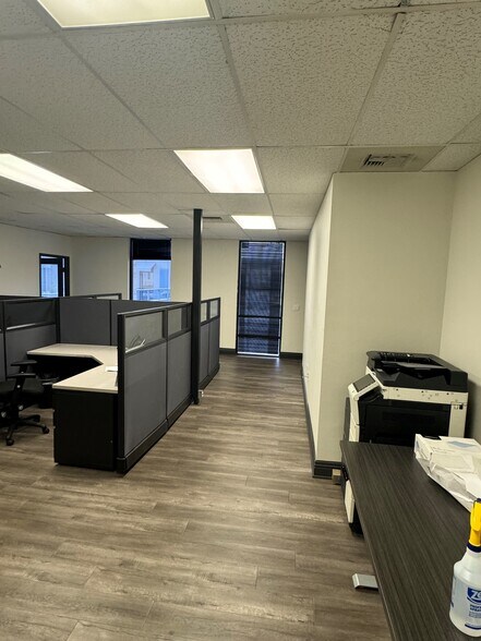 More Photos Of 17337 Ventura Blvd, Encino Office For Lease