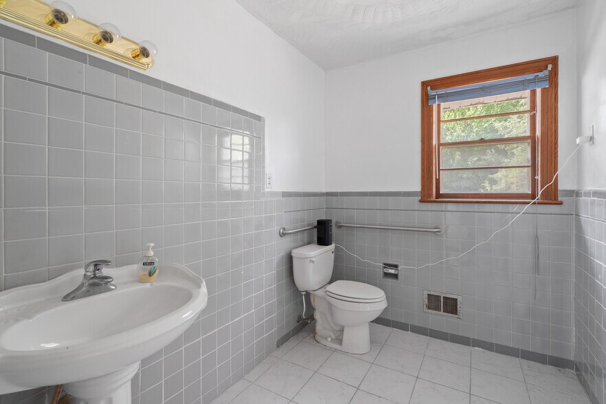 More Photos Of 6041 Indian River Rd, Virginia Beach Office Residential For Sale