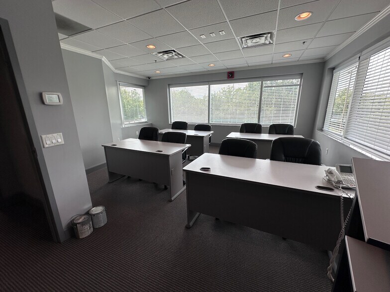 More Photos Of 6314 Kingspointe Pky, Orlando Light Distribution For Lease