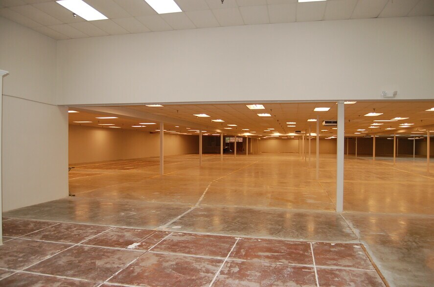 More Photos Of 400 Direct Connection Dr, Rossville Freestanding For Lease