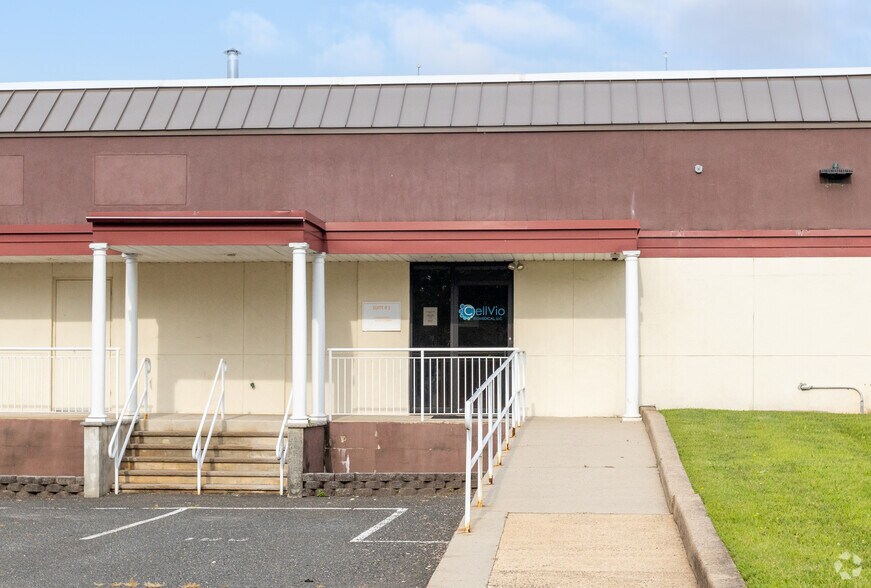More Photos Of 5 Johnson Dr, Raritan Warehouse For Lease