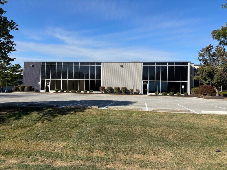 More Photos Of 6960-7034 Corporate Dr, Indianapolis Flex For Lease