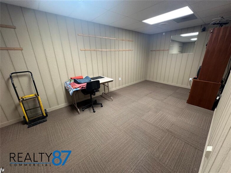 More Photos Of 1210 N Center Point Rd, Hiawatha Office For Sale