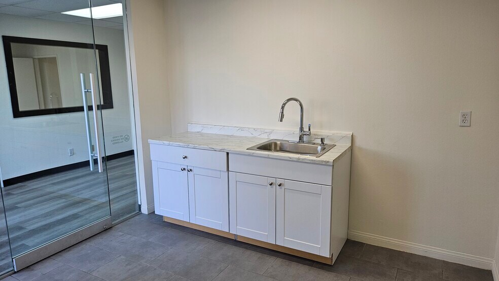 More Photos Of 16116 Covello St, Van Nuys Warehouse For Lease