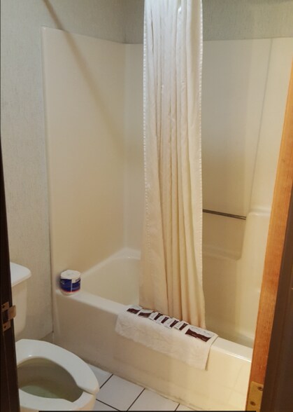 More Photos Of 2102 E Main St, Albert Lea Hotel For Sale