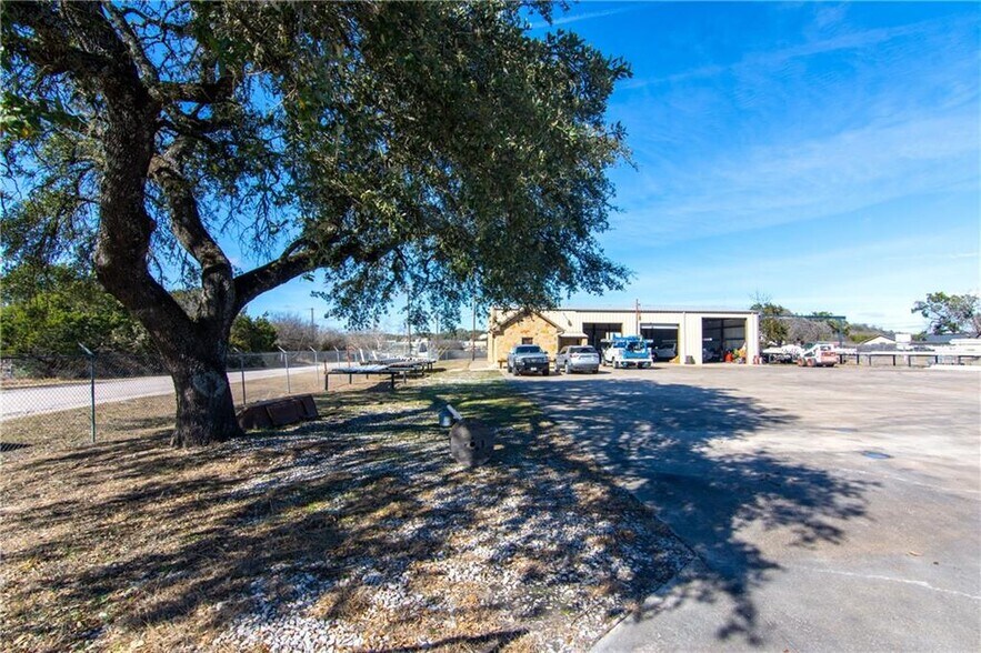 More Photos Of 500 Southland Dr, Burnet Flex For Lease