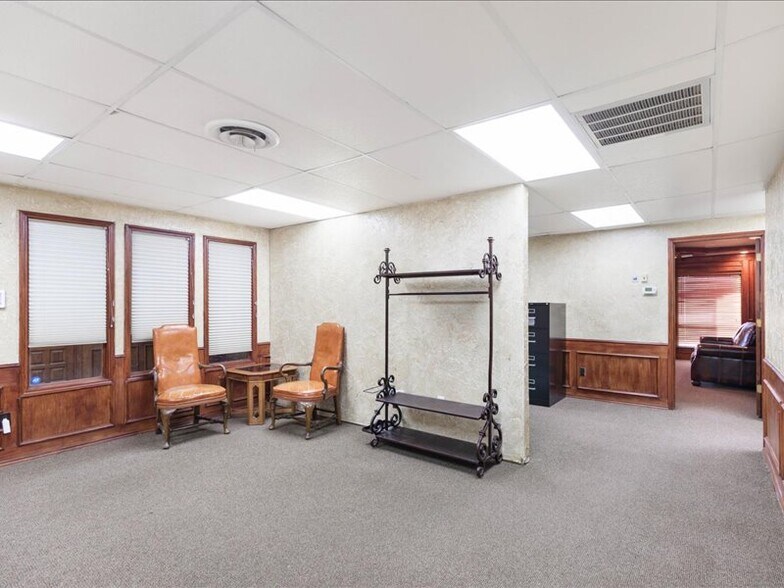 More Photos Of 2020 W Northwest Hwy, Grapevine Office For Lease