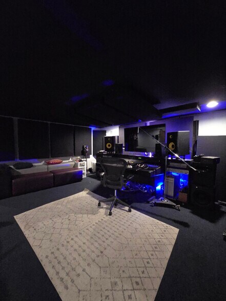 More Photos Of 1415 N Ashland Ave, Chicago Storefront Retail Residential For Lease