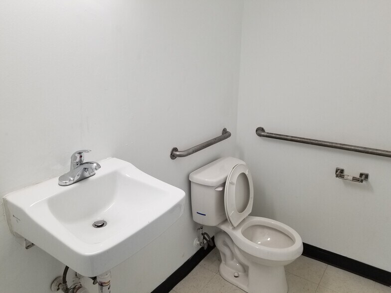 More Photos Of 14725 Baltimore Ave, Laurel Light Distribution For Lease