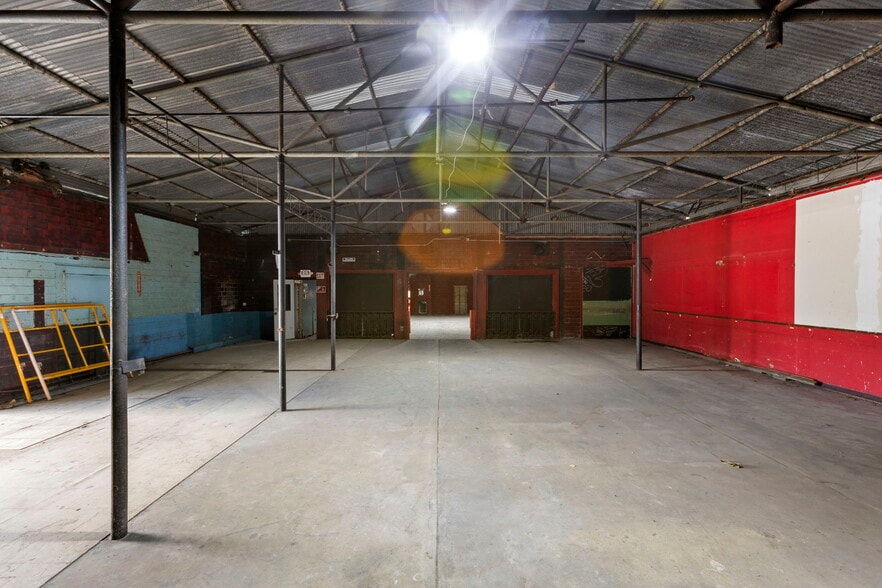 More Photos Of 2600 S Flores St, San Antonio Light Manufacturing For Lease