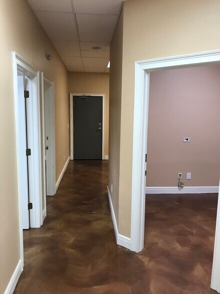 More Photos Of 1045 Collier Center Way, Naples Flex For Lease