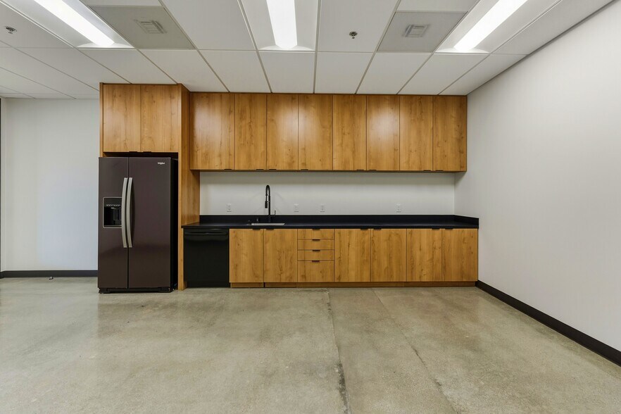 More Photos Of 2824 E 208th St, Carson Warehouse For Lease